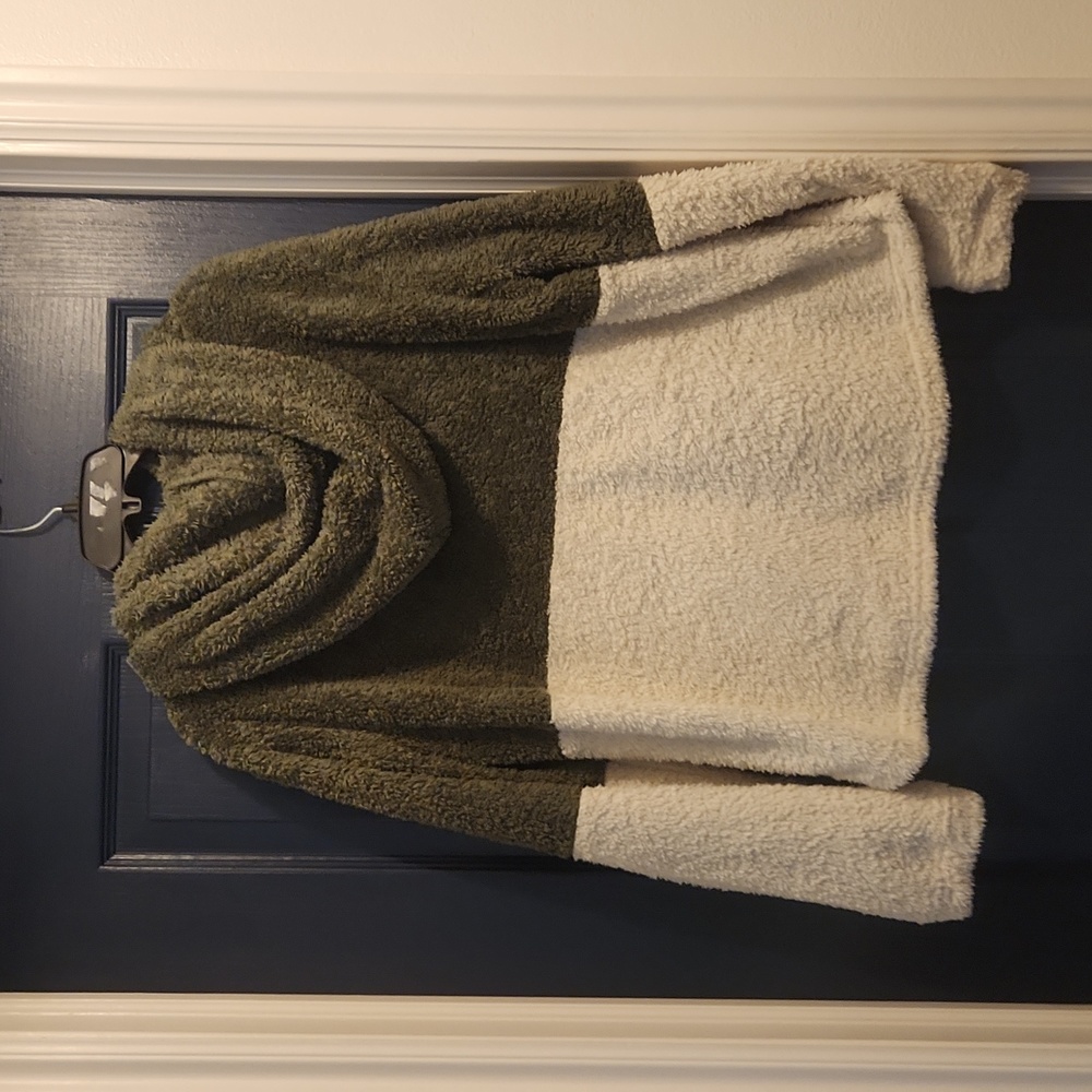 Hem & Thread Large Sage and white hooded sherpa pull over - Picture 3 of 3